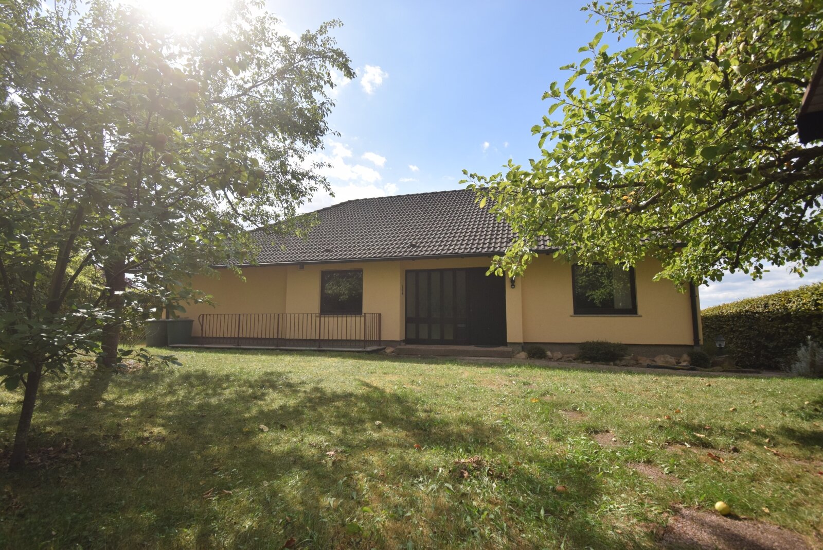 Idyllisches Wohnen in Künzell – Großzügiger Bungalow mit Sauna und Wintergarten in begehrter Wohnlage